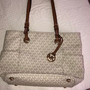 ⭐️⭐️⭐️MICHAEL KORS TOTE moving sale!!